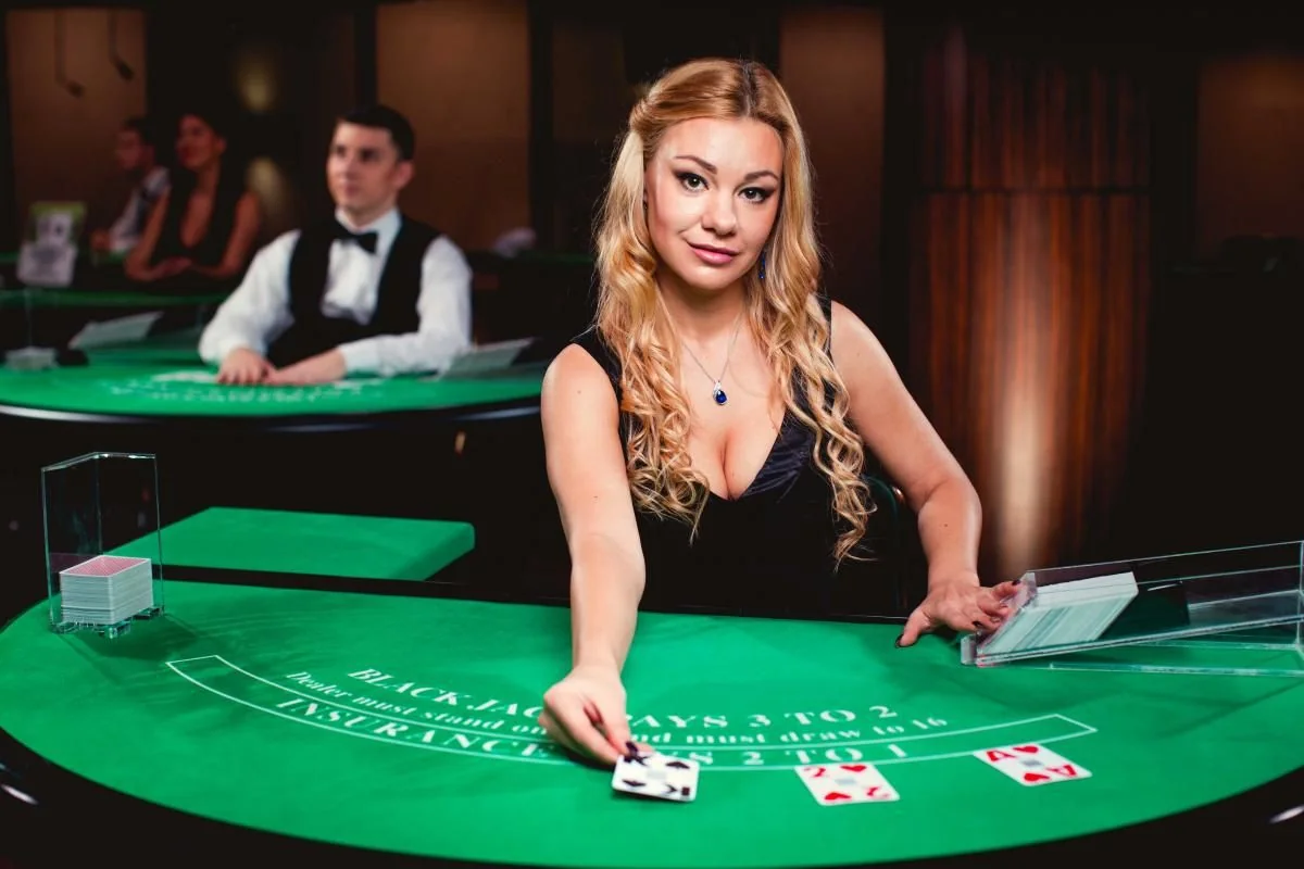 Tampilan ruang meja kasino live ATOM138